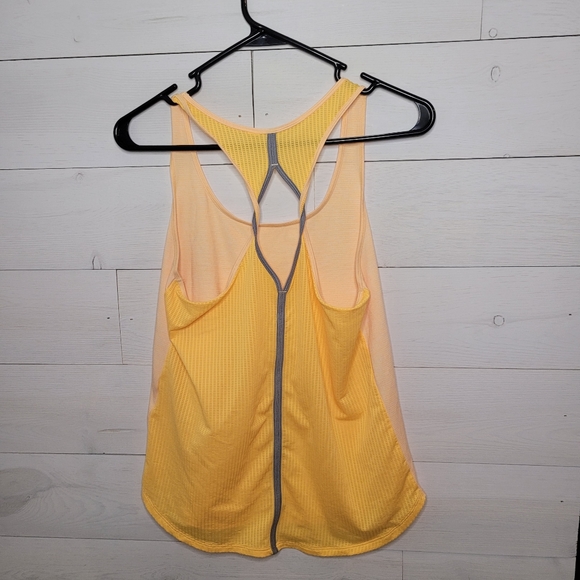 Under armour tank top Donating in a few weeks.Get it before it’s gone - Picture 2 of 2